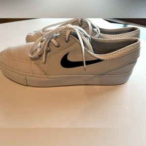 Men’s white Nike “Stefan Janofsky” white tennis shoes.
